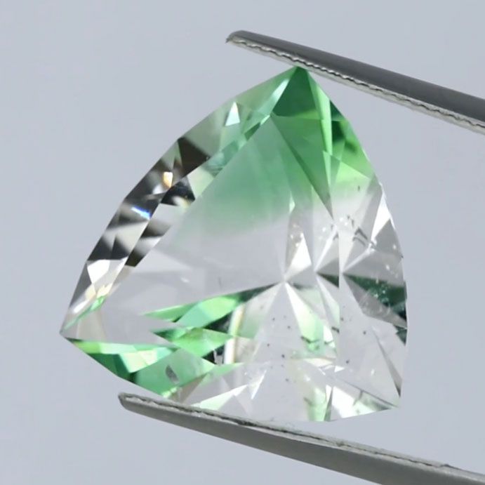 Faceted fluorite, Peñas Blancas, Colombia - 23,31 ct